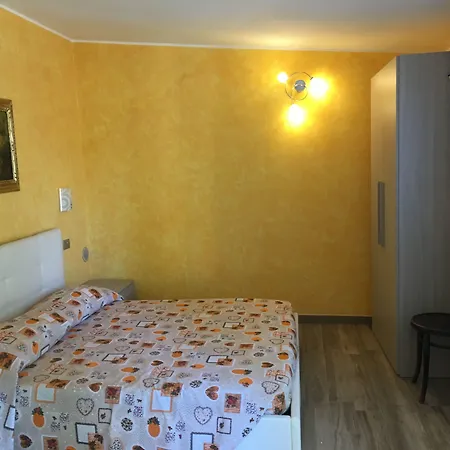 Diffuso Il Portichetto Sulla Collina A Vezio ペルレード