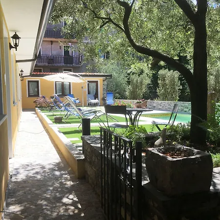 Diffuso Il Portichetto Sulla Collina A Vezio 3*