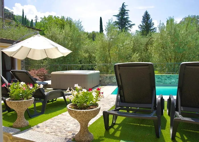 Diffuso Il Portichetto Sulla Collina A Vezio Hotel Perledo