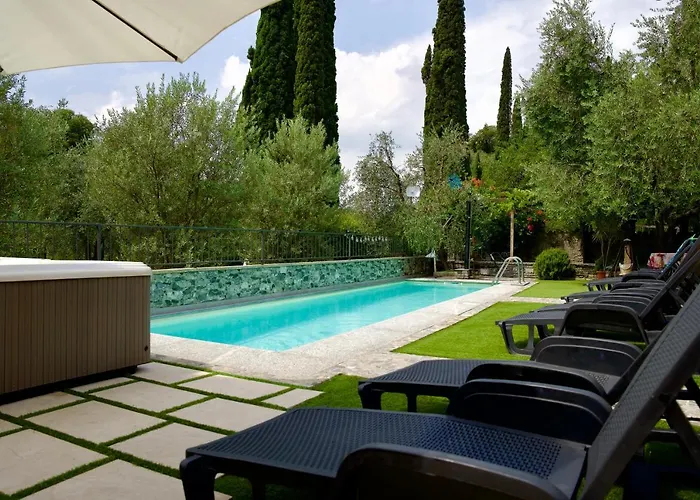 Hotel Diffuso Il Portichetto Sulla Collina A Vezio Perledo