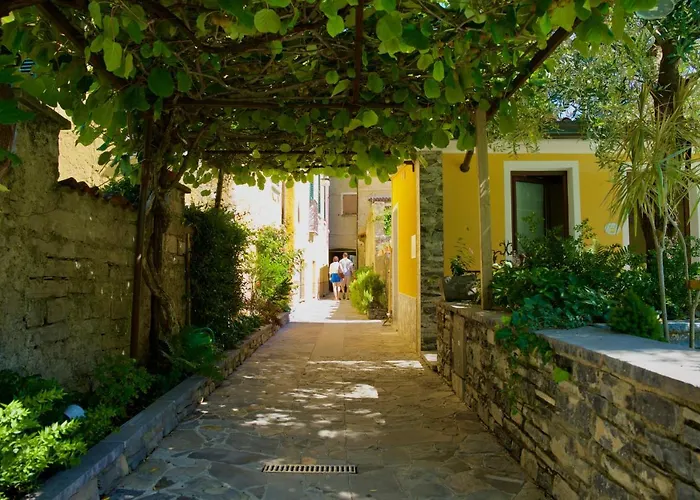 Diffuso Il Portichetto Sulla Collina A Vezio Hotel 3*