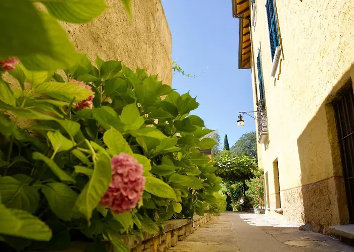 Diffuso Il Portichetto Sulla Collina A Vezio