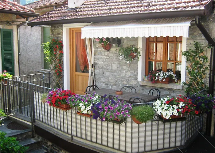 Diffuso Il Portichetto Sulla Collina A Vezio Perledo