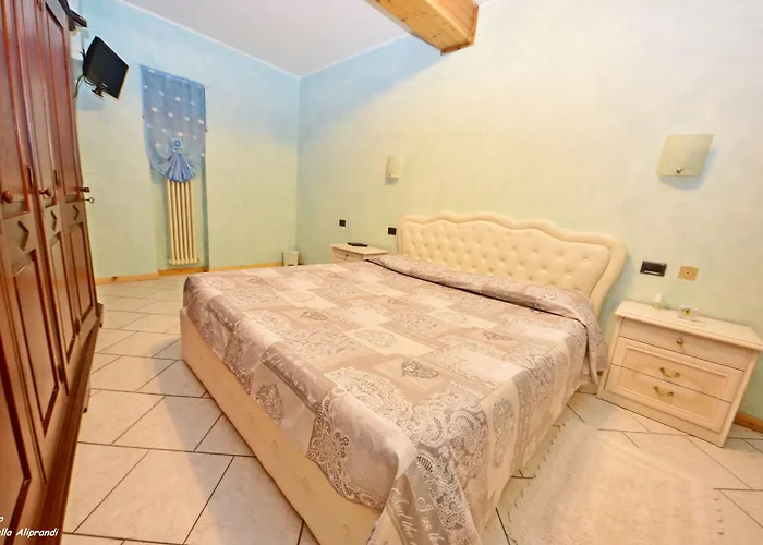 Hotel Diffuso Il Portichetto Sulla Collina A Vezio 3*