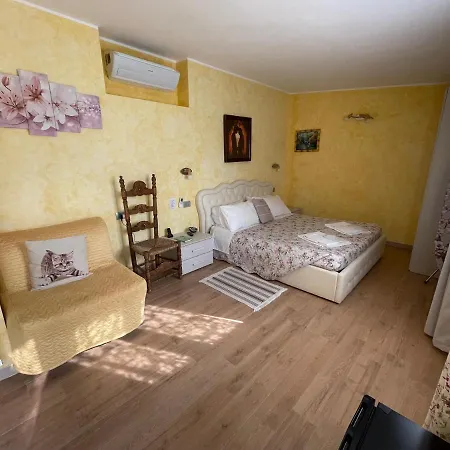 Hotel Diffuso Il Portichetto Vezio 3*