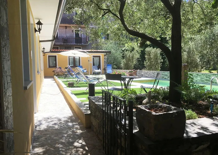 Diffuso Il Portichetto Sulla Collina A Vezio 3*