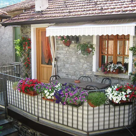 Diffuso Il Portichetto Sulla Collina A Vezio ペルレード