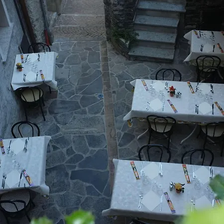 Diffuso Il Portichetto Sulla Collina A Vezio ペルレード