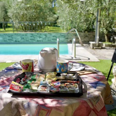 Diffuso Il Portichetto Sulla Collina A Vezio ペルレード